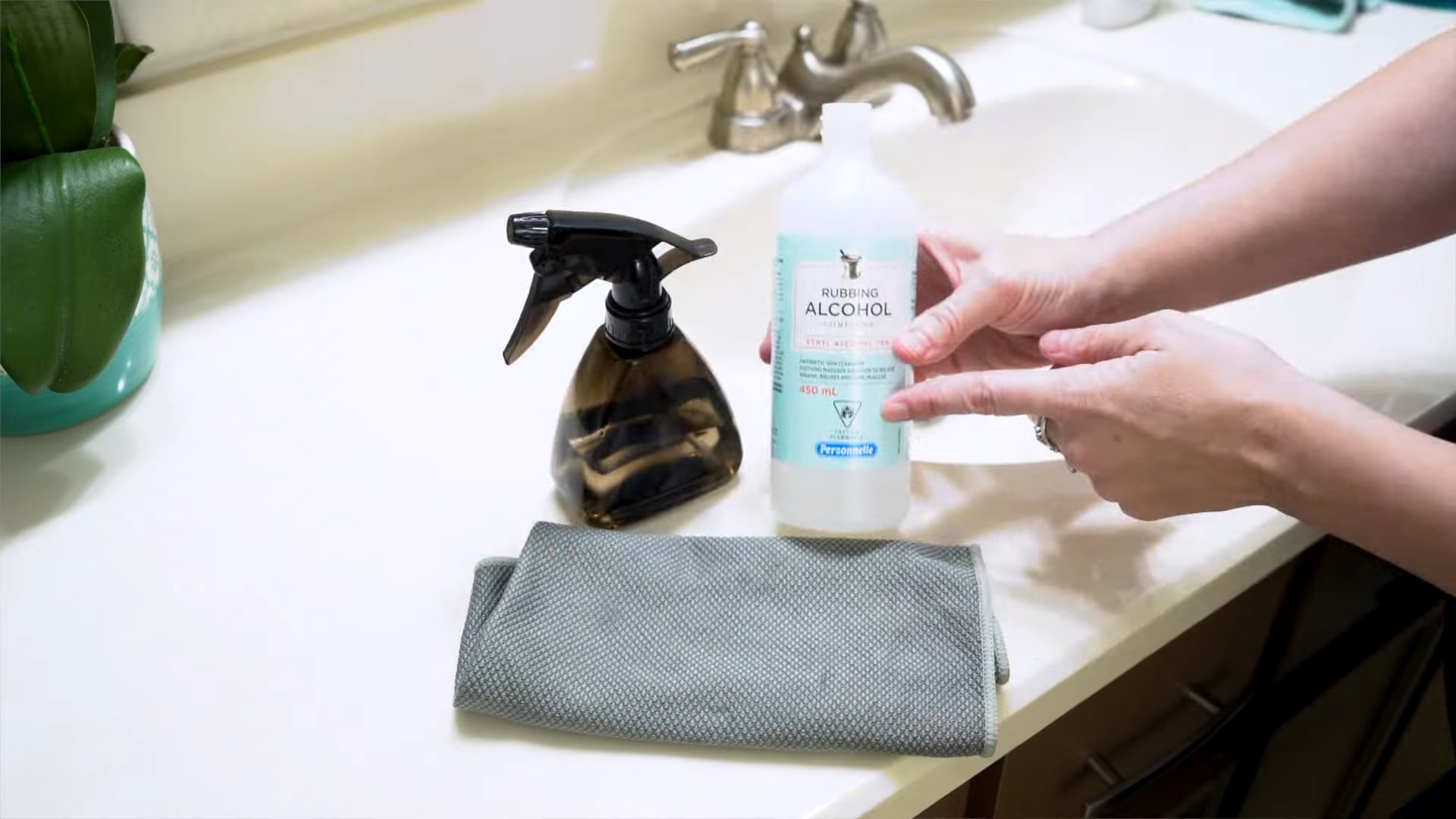 Alcohol based cleaning solutions